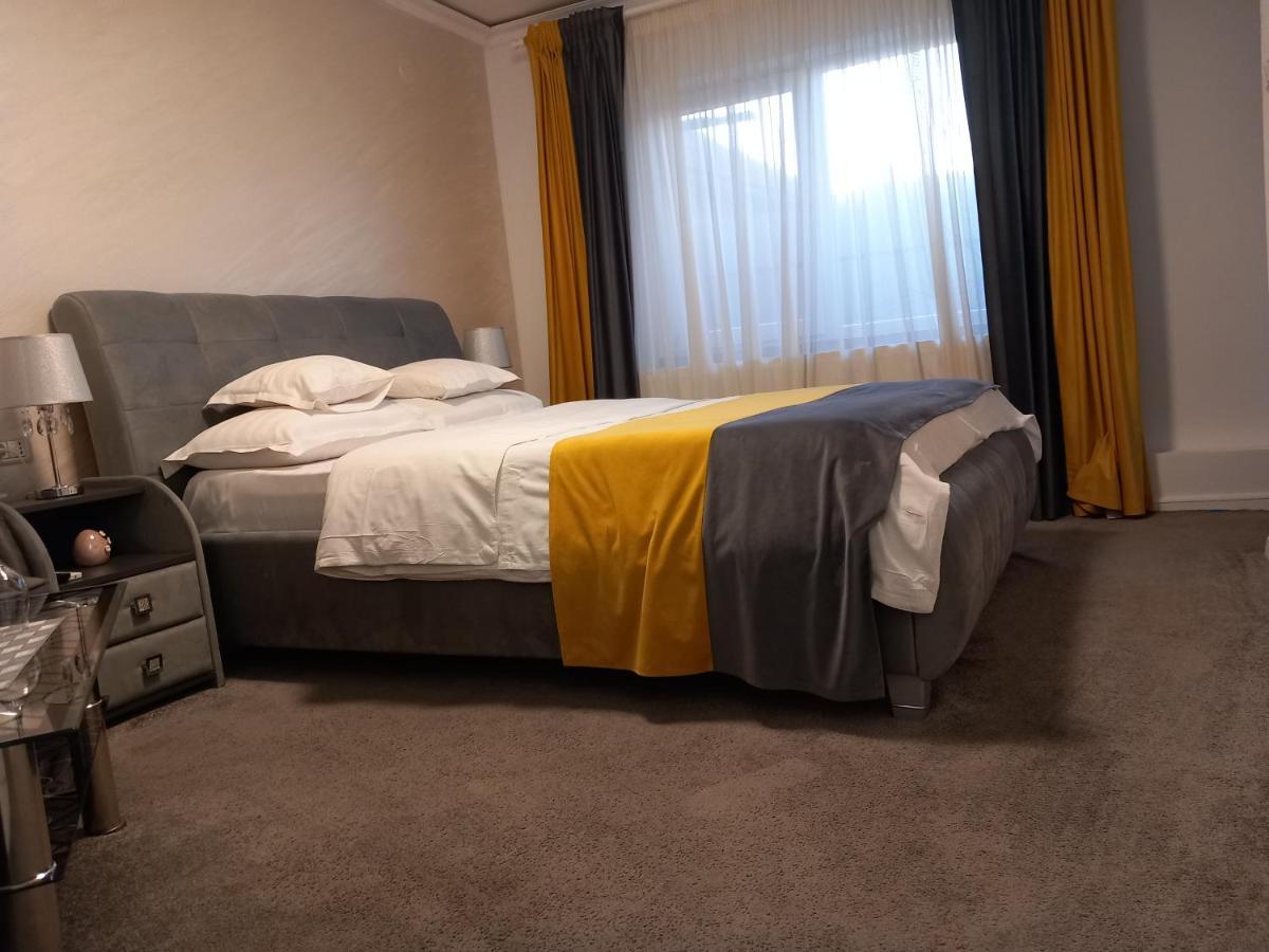 Vila Davison Targu Jiu Luaran gambar